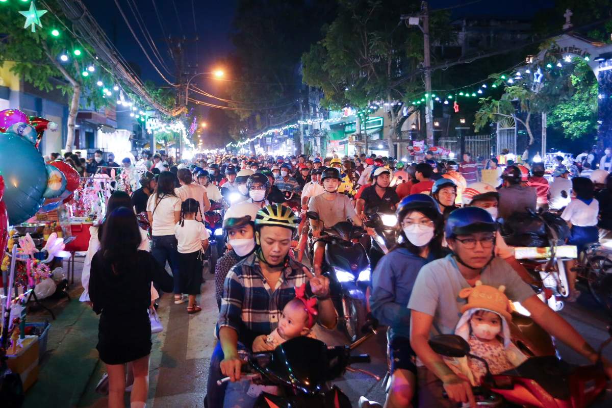 Ghi nhận của Lao Động, từ khoảng 18h tối 24.12, đường Phạm Thế Hiển đã trở nên nhộn nhịp, đông đúc khi có rất đông người dân đổ về đây để chơi Noel . 