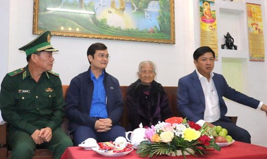 Lãnh đạo Trung ương Đoàn TNCS Hồ Chí Minh và lãnh đạo TP Đà Nẵng tổ chức thăm, trao tặng quà, bản đồ cho gia đình Mẹ Việt Nam Anh hùng tại Đà Nẵng. Ảnh: Nguyễn Linh