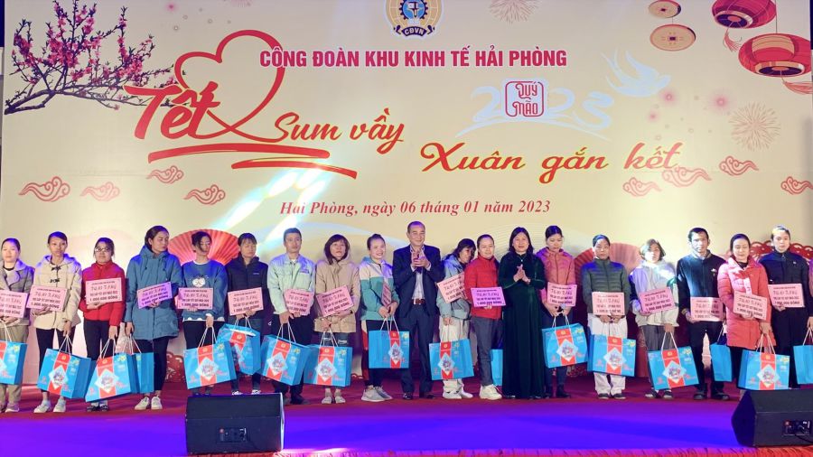 Công đoàn Khu kinh tế Hải Phòng tặng quà Tết cho công nhân lao động năm 2023. Ảnh: Mai Hương