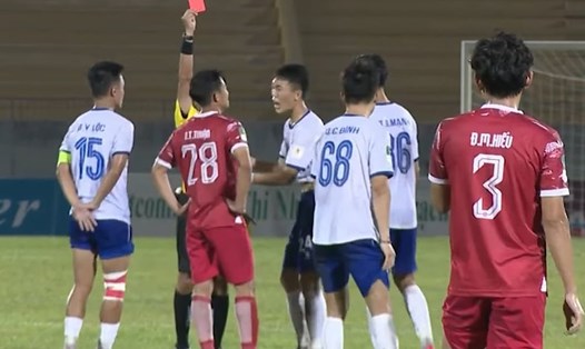 3 tấm thẻ đỏ trong trận đấu giữa Đồng Nai với Phú Thọ. Ảnh cắt từ video