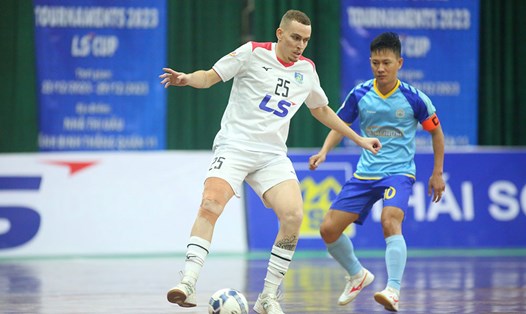 Thái Sơn Nam (áo trắng) có chiến thắng đầu tiên ở Giải futsal TPHCM mở rộng - Cúp LS 2023. Ảnh: Vinh Điền