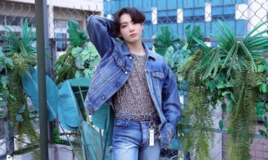 Jungkook  - thành viên BTS rất yêu thích áo khoác ngắn và luôn lựa chọn trong set đồ thường ngày. Ảnh: Vogue
