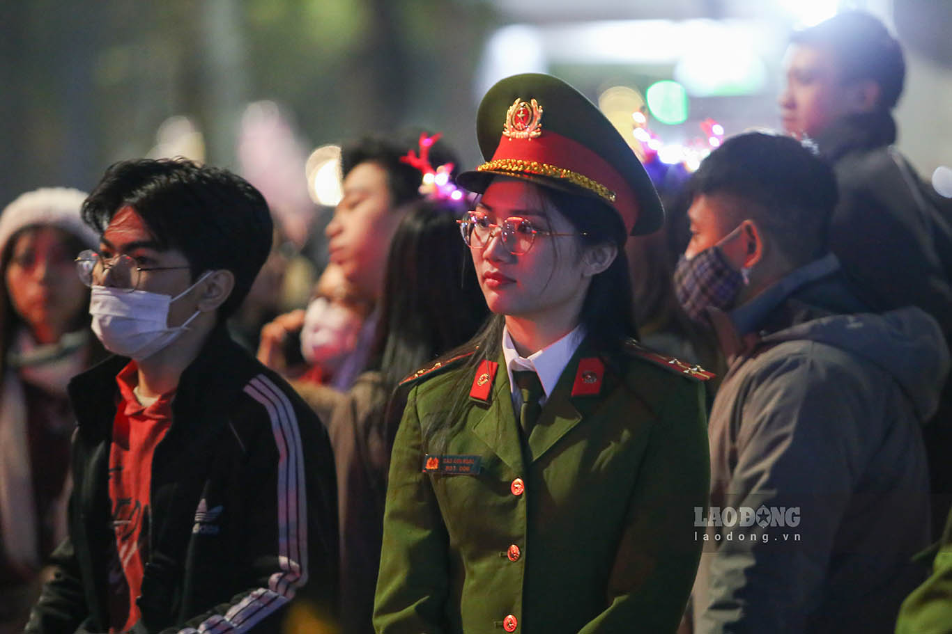 Công an quận Hoàn Kiếm đã huy động lực lượng trực 100% vào ngày 24.12 và triển khai các chốt bảo vệ từ 18h tại các điểm tôn giáo lớn tổ chức lễ Noel.