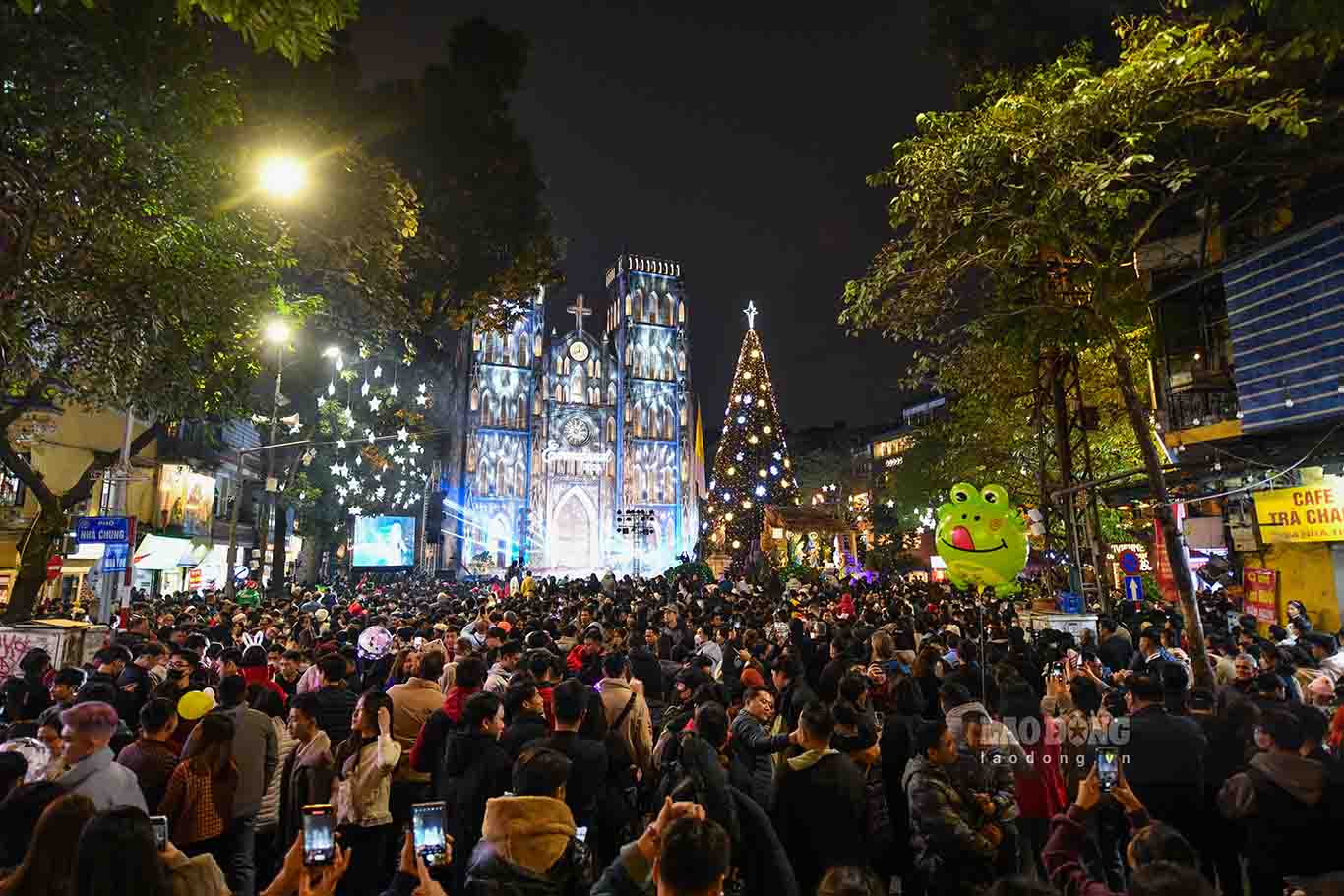 Nhà Thờ Lớn luôn là điểm đến mừng Giáng sinh đông nhất tại Hà Nội. Trong tối 24.12, hàng nghìn người nườm nượp đến đây để vui chơi.
