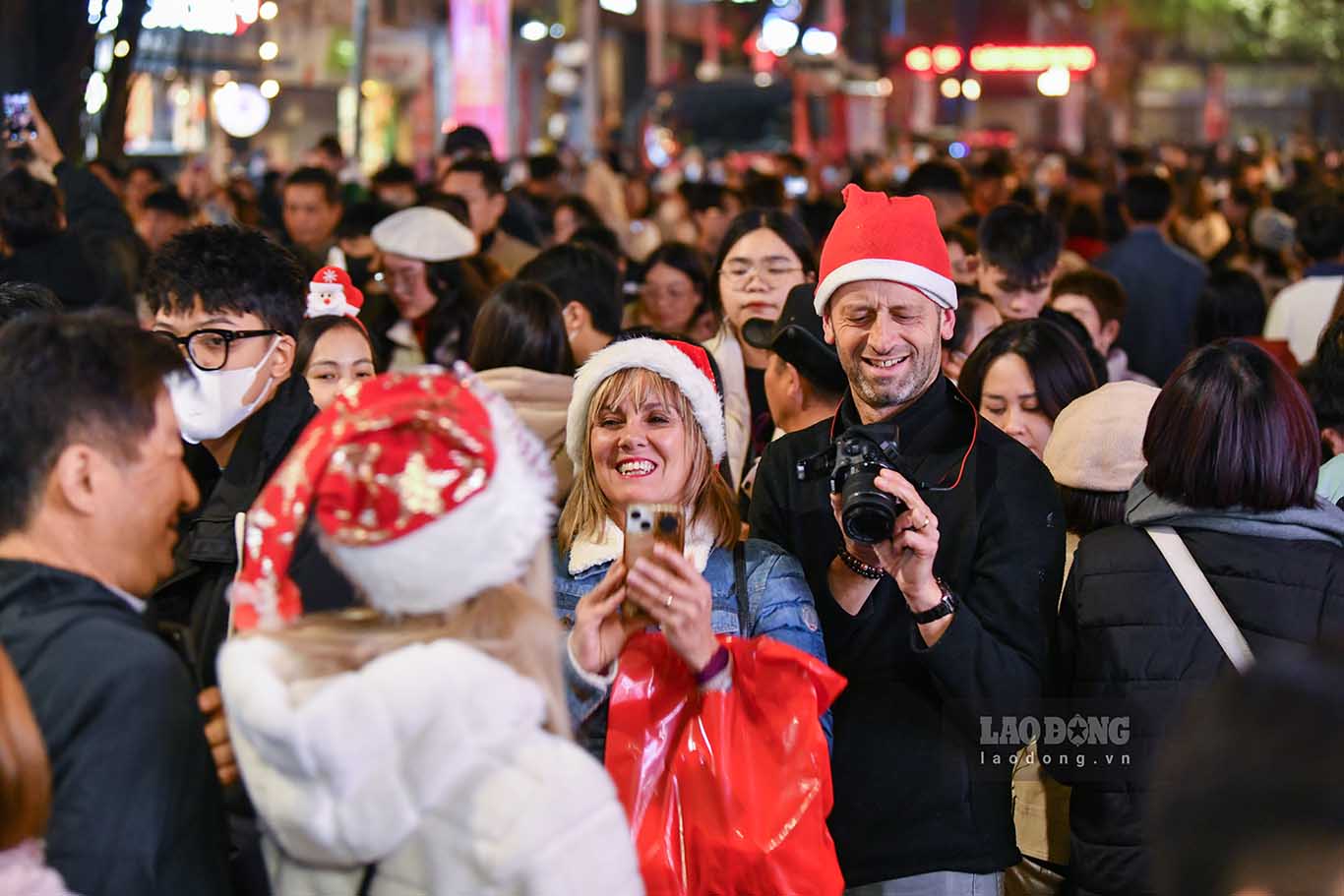 Nhiều du khách nước ngoài cùng tham gia vào các hoạt động của đêm Giáng sinh tại đây.