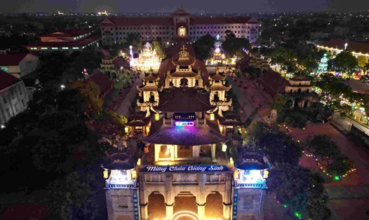 Nhà thờ chính tòa Phát Diệm được trang hoàng rực rỡ trong đêm Noel. Ảnh: Diệu Anh