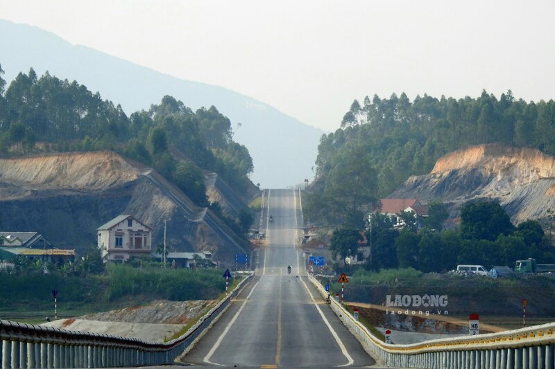 Đoạn đầu tuyến đường liên vùng qua địa bàn xã Lam Sơn, huyện Tam Nông và một phần xã Đồng Lương, huyện Cẩm Khê đã hoàn thành. Ảnh: Tô Công.