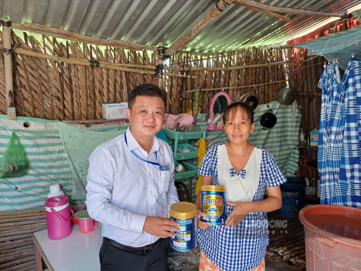 Đại diện xã đoàn Thạnh Lộc đến thăm, hỗ trợ sữa, nhu yếu phẩm cho gia đình chị Hạnh. Ảnh: Xuân Nhi
