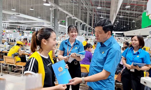 Chủ tịch LĐLĐ tỉnh Kha Văn Tám  trao hỗ trợ cho đoàn viên người lao động tại doanh nghiệp. Ảnh: Trần Đông