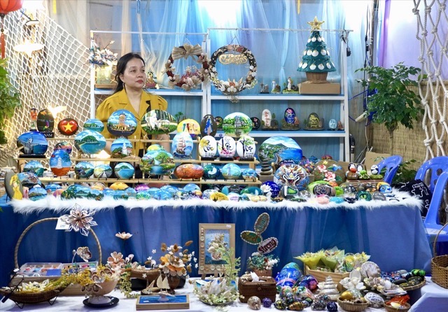 Một mặt hàng quà lưu niệm cho khách du lịch ở Bà Rịa - Vũng Tàu. Ảnh: Thành An.
