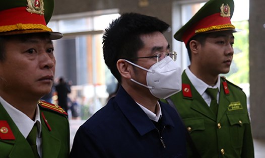 Bị cáo Hoàng Văn Hưng bị dẫn giải vào phòng xét xử vụ án phúc thẩm chuyến bay giải cứu. Ảnh: Quang Việt
