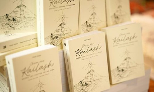 Cuốn sách "Chạm vào Kailash – những câu chuyện thánh linh" do Nhà xuất bản Dân Trí phát hành. Ảnh: Nhân vật cung cấp
