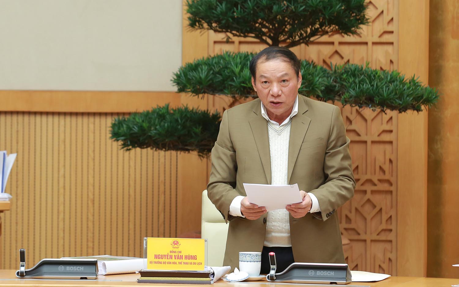 Bộ trưởng Bộ Văn hóa, Thể thao và Du lịch Nguyễn Văn Hùng phát biểu tại phiên họp. Ảnh: Diệp Trương