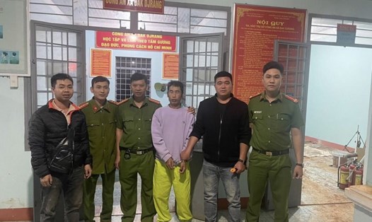 Đối tượng Nguyễn Minh Sơn (áo hồng) bị các trinh sát bắt giữ. Ảnh: Công an cung cấp
