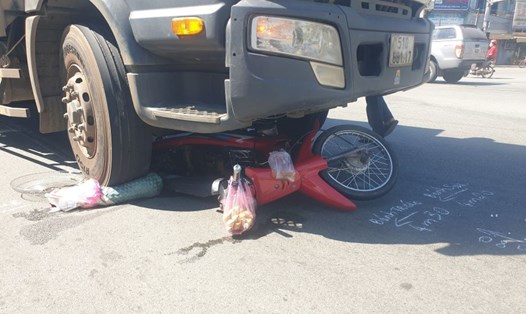 Hiện trường vụ tai nạn xe máy với xe tải khiến người phụ nữ tử vong. Ảnh: Dương Bình