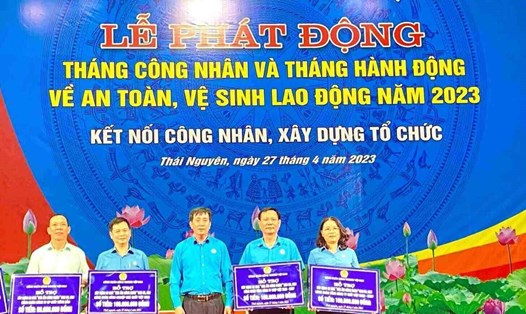 Lãnh đạo Công đoàn Công Thương Việt Nam trao hỗ trợ Mái ấm Công đoàn cho các đơn vị cho đoàn viên khó khăn tại Lễ phát động Tháng Công nhân năm 2023. Ảnh minh hoạ: Ngọc Linh
