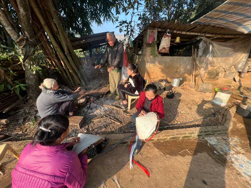 Gia đình quây quần bên đống lửa trong mùa đông. Ảnh: Minh Nguyễn