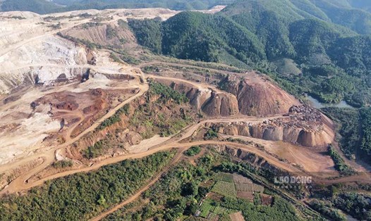 Những núi quặng sắt nghèo với khối lượng gần 3 triệu tấn đang tồn đọng tại Mỏ sắt Tiến Bộ (Công ty CP Gang thép Thái Nguyên). Ảnh: Việt Bắc.