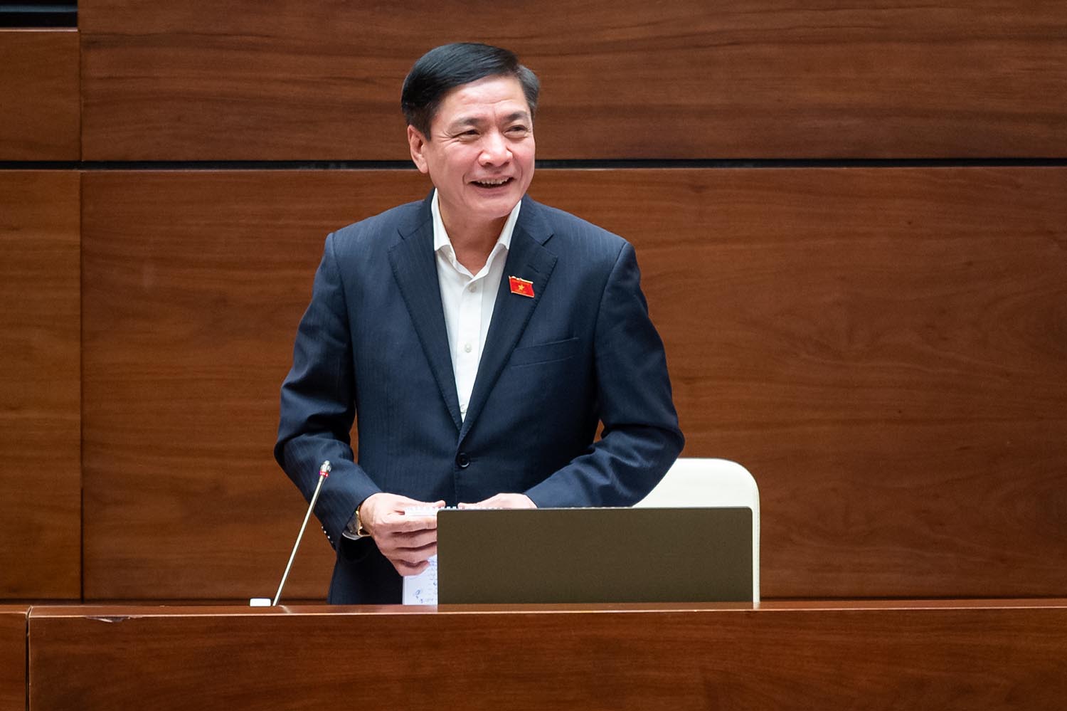 Tổng Thư ký Quốc hội, Chủ nhiệm Văn phòng Quốc hội Bùi Văn Cường trao đổi, làm rõ một số vấn đề mà cán bộ, công chức, viên chức, người lao động quan tâm. Ảnh: VPQH