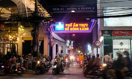 Đường dọc Hồ Búng Xáng (còn gọi là Hẻm 51, thuộc quận Ninh Kiều, thành phố Cần Thơ) được mệnh danh là thiên đường ẩm thực thu hút nhiều thực khách, du khách đến ăn uống, vui chơi. Ảnh: Phong Linh