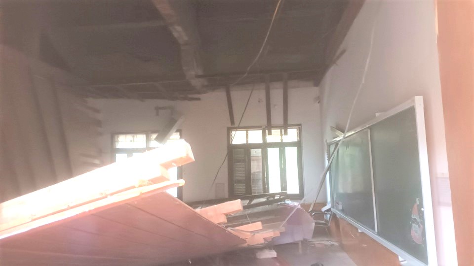 Hiện trường vụ sập trần nhà tại lớp 11A9, Trường phổ thông Hermann Gmeiner Vinh. Ảnh: Hải Đăng
