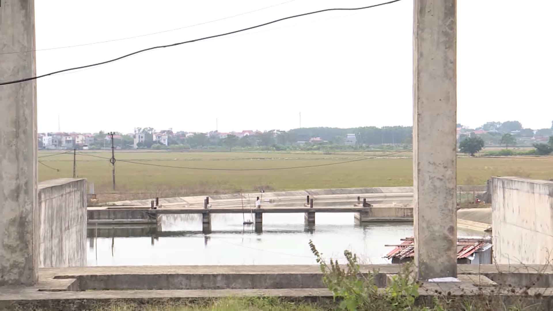 Nói về lý do dự án chậm tiến độ, ông Lê Văn Thuỷ, Phó Giám đốc Công ty xây dựng Châu Cầu, nhà thầu thi công dự án cho biết, nguyên nhân chính là do đường ống nước thô của thành phố Bắc Ninh chạy qua khu vực nhà máy và bể xả của dự án hiện vẫn chưa di dời được.  