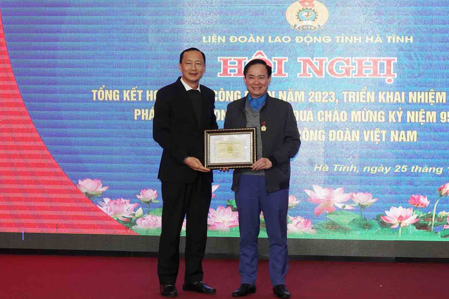 Ông Ngô Đình Vân - Phó Chủ tịch LĐLĐ tỉnh Hà Tĩnh được trao bằng khen chiến sĩ thi đua Tổng Liên đoàn Lao động Việt Nam. Ảnh: Trần Tuấn.