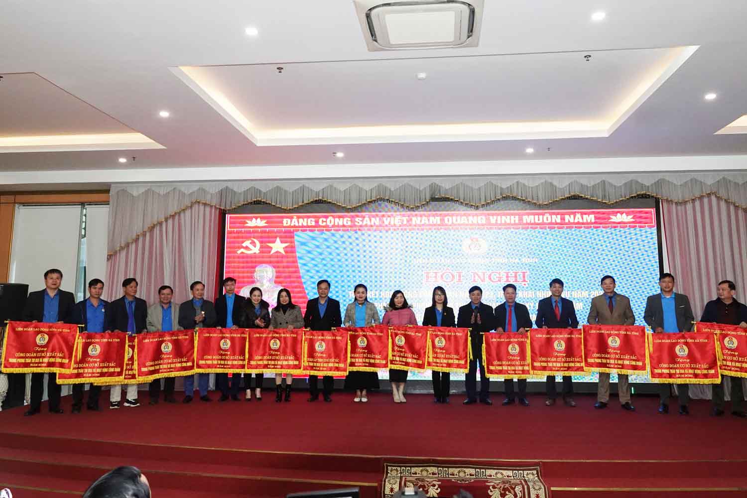 15 tập thể được LĐLĐ tỉnh Hà Tĩnh tặng cờ thi đua. Ảnh: Trần Tuấn.