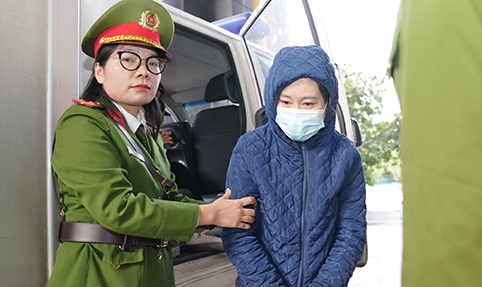 Một bị cáo trong vụ chuyến bay giải cứu khi bị dẫn giải vào phòng xét xử phiên toà phúc thẩm. Ảnh: Quang Việt