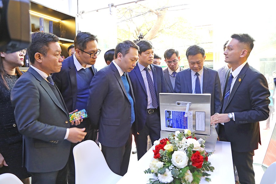 Lãnh đạo tham quan gian hàng tại Điểm tư vấn hỗ trợ chuyển đổi số. Ảnh: Cổng TTĐT Hải Phòng