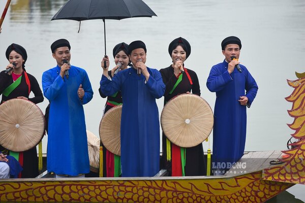Hát quan họ trên thuyền tại hội Lim (Tiên Du, Bắc Ninh). Ảnh: Vân Trường