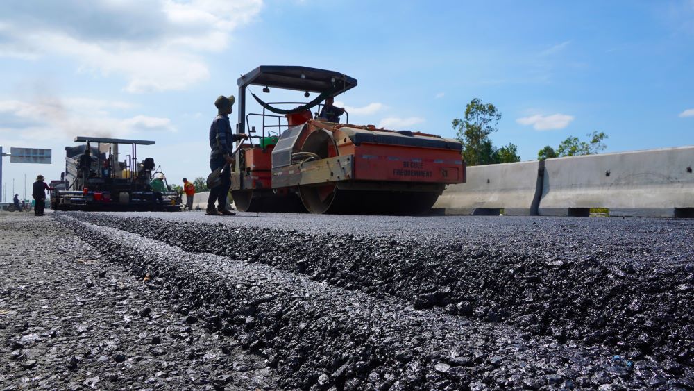 Bên trong cao tốc, nhiều công nhân vẫn trải thảm nhựa.