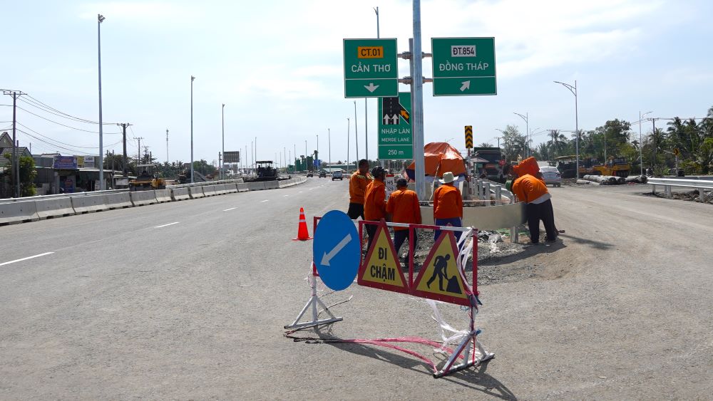 Dù đã khánh thành hôm qua 24.12, nhưng điểm nút giao cầu Chà Và hiện vẫn còn ngổn ngang thiết bị. Nút giao, biển báo hướng dẫn lưu thông cũng chưa hoàn thiện.