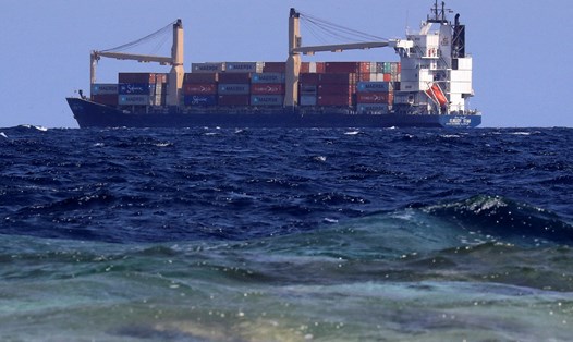 Tàu chở hàng đang di chuyển ở Biển Đỏ. Ảnh: AFP