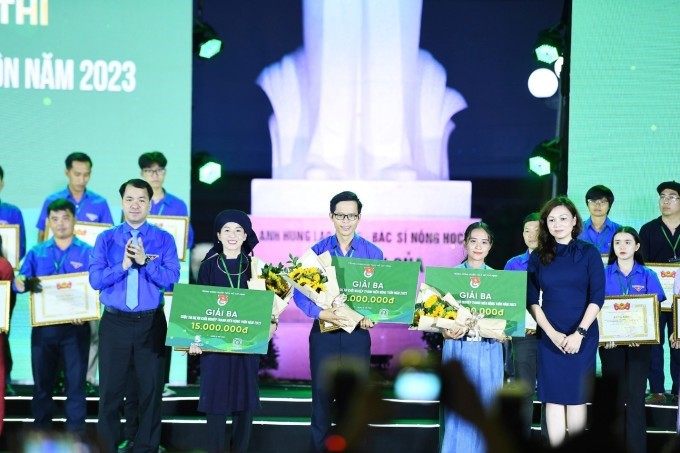 Ông Ngô Văn Cương, Bí thư Trung ương Đoàn, và bà Venus Teoh Kim Wei, Phó Tổng giám đốc Sabeco, trao thưởng cho các cá nhân đoạt giải thưởng Lương Định Của 2023. Ảnh: SABECO