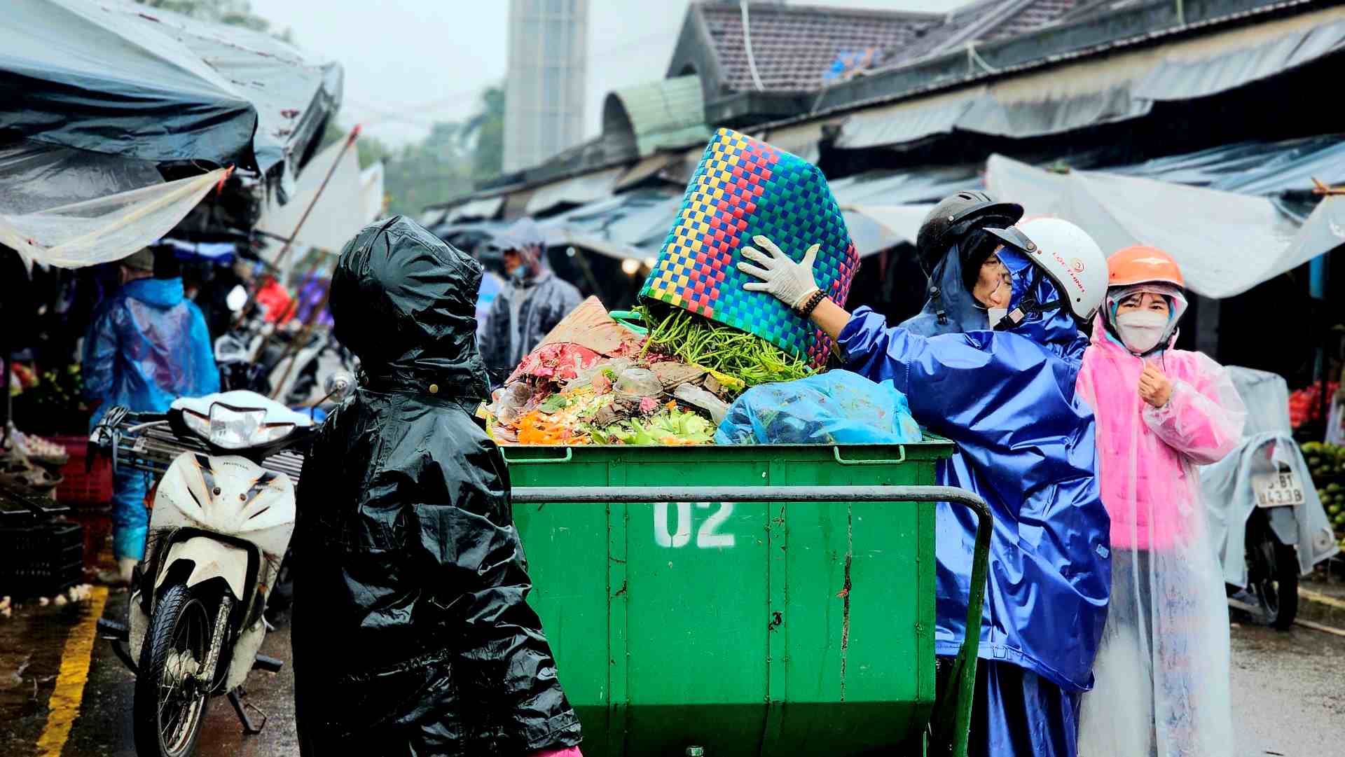 Nhân viên lao công dọn rác tại chợ Đông Ba. 