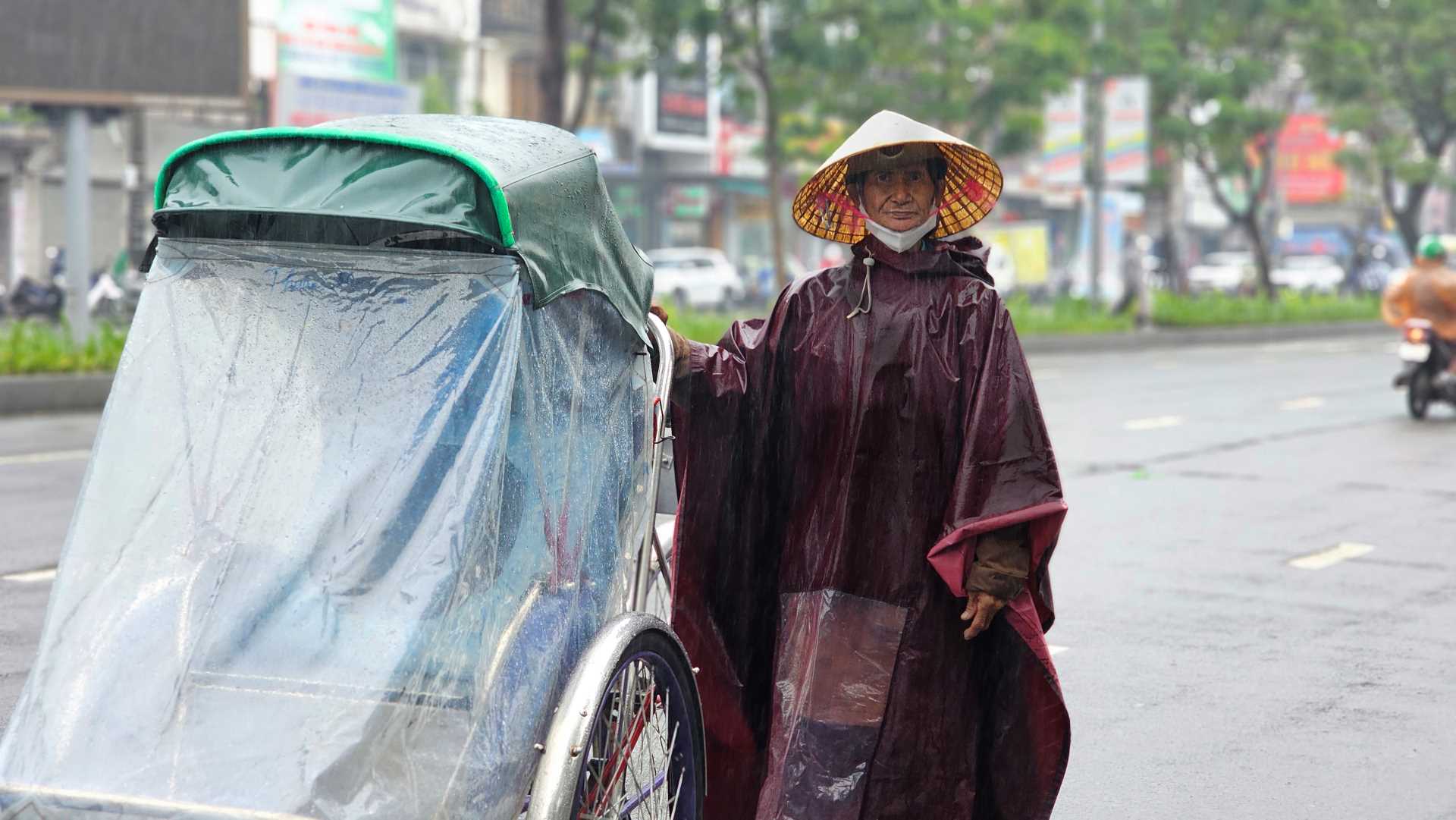 Trong khi đó, vì trời vừa mưa vừa lạnh, nhiều người chọn taxi là phương tiện di chuyển, khách du lịch cũng vậy, thế nên công việc chạy xích lô của ông Lê Thuận ế ẩm vô cùng. 