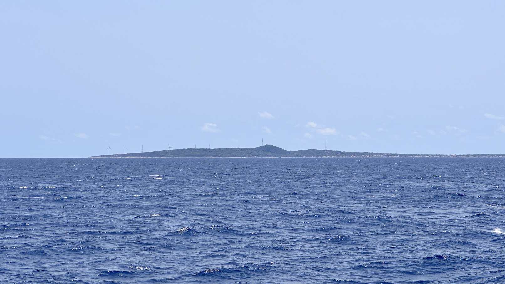 Đảo Phú Quý nhìn từ xa trên biển. Ảnh: Duy Tuấn