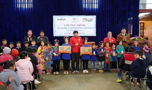 Nutifood thông qua Quỹ Phát triển Tài năng Việt của Ông Bầu trao gửi hàng ngàn phần quà dinh dưỡng đến trẻ em nghèo các địa phương vùng biên giới phía Bắc.  Ảnh: Nutifood