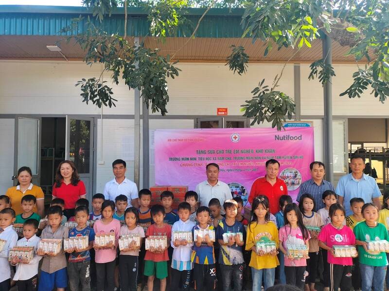 Hội Chữ thập đỏ tỉnh Lai Châu trao sữa NuVi cho trẻ em có hoàn cảnh khó khăn tại địa phương. Ảnh: Nutifood