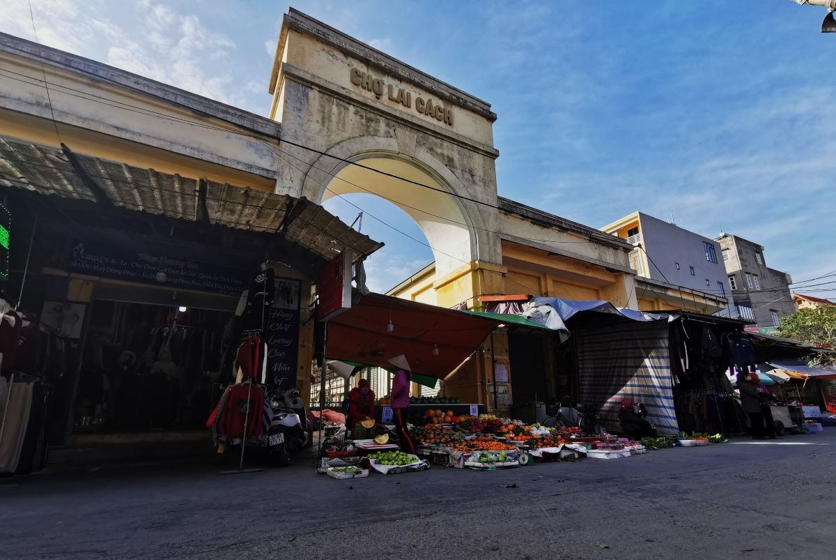 Chợ Lai Cách được xây dựng bề thế, nhưng hàng chục năm qua vẫn trong tình trạng cửa đóng then cài.