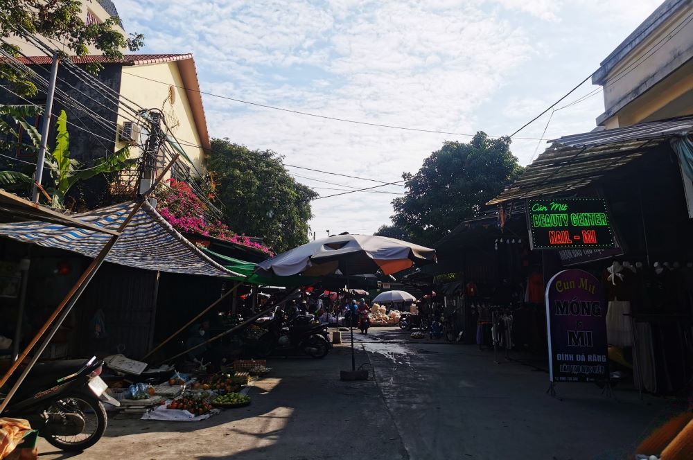 Chợ đẹp bỏ hoang, người dân tràn ra xung quanh họp chợ tạo khung cảnh lộn xộn, mất mỹ quan đô thị.