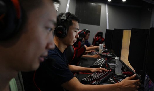 Người chơi điện tử trực tuyến tại một quán cà phê internet ở Bắc Kinh, Trung Quốc. Ảnh: AFP