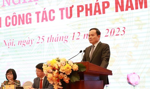 Phó Thủ tướng Chính phủ Trần Lưu Quang cho rằng, cần phải suy nghĩ tới việc tăng thu nhập cho cán bộ để họ không phải trăn trở chuyện "đi hay ở". Ảnh: T.Vương