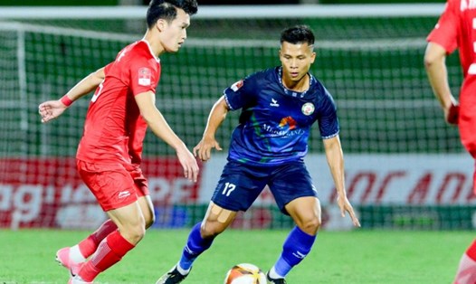 Lê Ngọc Bảo (số 17)  là tân binh tuyển Việt Nam ở hàng hậu vệ. Ảnh: Bình Định FC