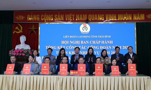 Đại diện các đơn vị LĐLĐ huyện, thành phố thuộc LĐLĐ tỉnh Thái Bình ký kết giao ước thi đua năm 2024. Ảnh: Bá Mạnh