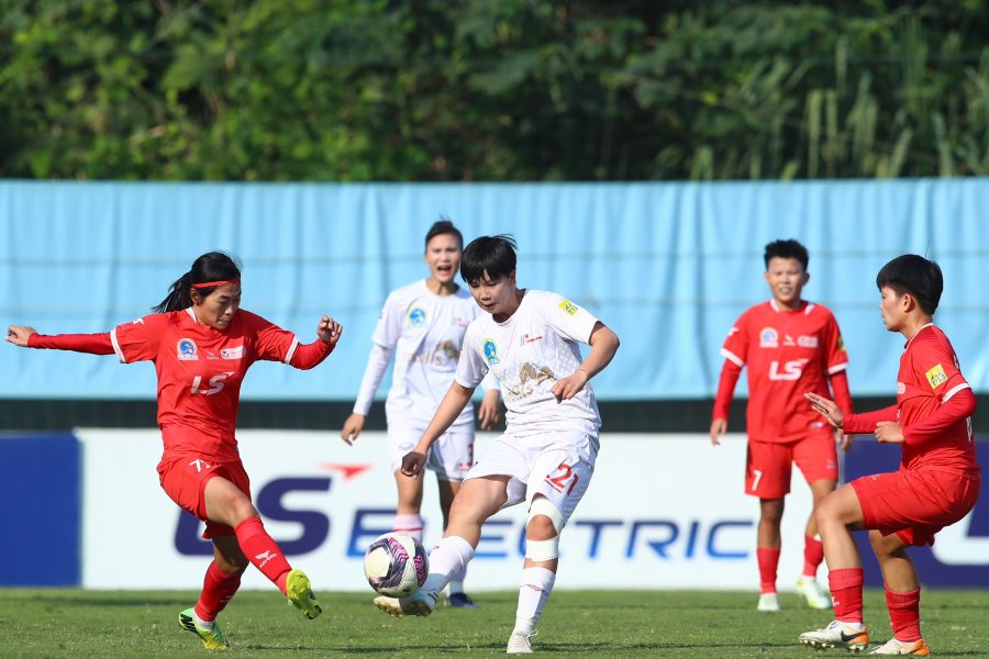 TPHCM I (đỏ) thắng 3-0 trước Phong Phú Hà Nam. Ảnh: VFF