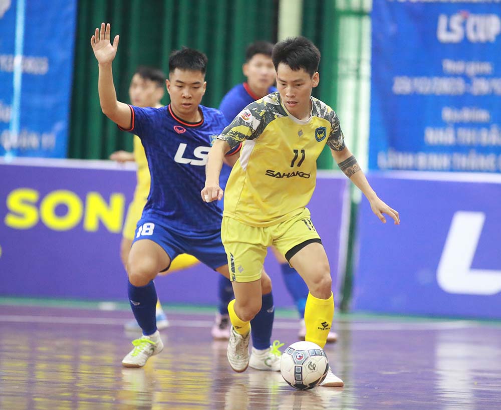 Sahako (áo vàng) giành quyền vào bán kết Giải futsal TPHCM mở rộng 2023. Ảnh: Vinh Điền