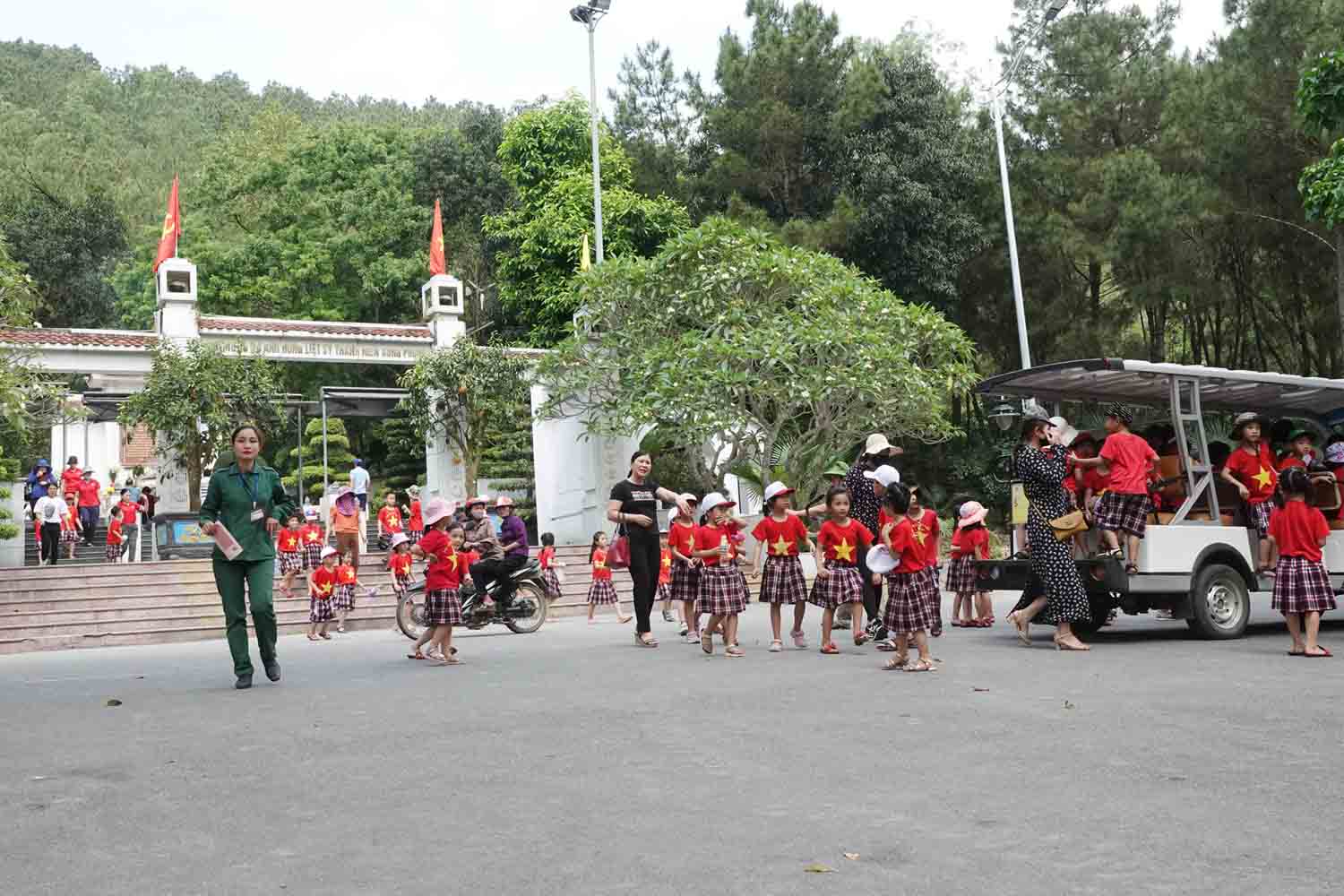Trường học ở Hà Tĩnh đưa học sinh đi dâng hương tại Khu Di tích lịch sử Ngã ba Đồng Lộc để giáo dục truyền thống yêu nước và thấm nhuần đạo lý uống nước nhớ nguồn. Ảnh: Trần Tuấn.