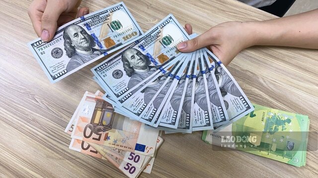Cận đáy, giá USD tiếp tục xuống dốc
